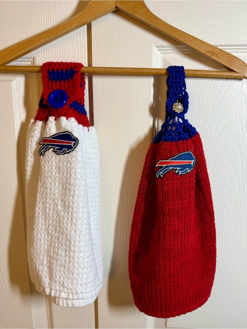 Buffalo Bills Hanging kitchen 2 Towels - Red, White & Blue with a scrubbie